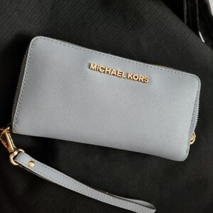 Used Michael kors wallet. Still in great condition.